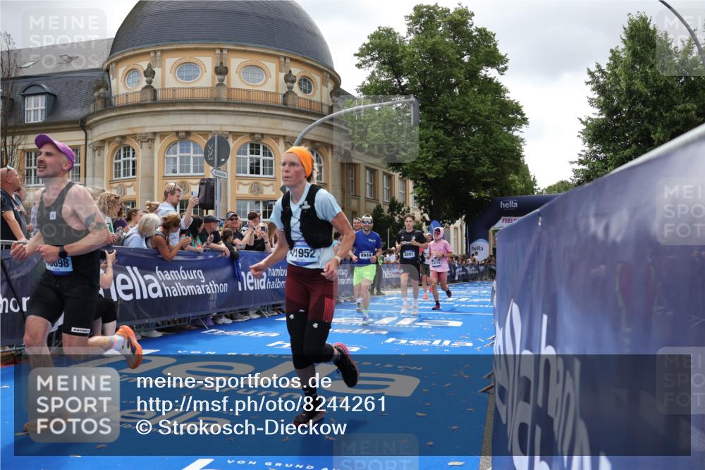 29.06.2025 - hella hamburg halbmarathon Strokosch-Dieckow http://msf.ph/oto/8244261 29.06.2025 10:38:04 Ziel 5091, 7229, 8091, 9944, 11049, 11952, 12915, 13900, 14274, 15303, 15382, 16698, 17623, 18986 meine-sportfotos.de