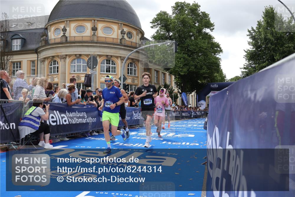 29.06.2025 - hella hamburg halbmarathon Strokosch-Dieckow http://msf.ph/oto/8244314 29.06.2025 10:38:05 Ziel 5091, 7229, 7743, 8091, 9944, 11049, 11952, 12915, 14274, 15303, 15382, 16698, 17623, 18986 meine-sportfotos.de