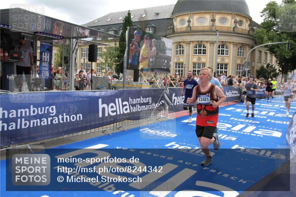 29.06.2025 - hella hamburg halbmarathon Michael Strokosch http://msf.ph/oto/8244342 29.06.2025 10:48:58 Ziel 1381, 1452, 2260, 3213, 3985, 7067, 8889, 9661, 12421, 12534, 13009, 13183, 13976, 15309, 18873 meine-sportfotos.de