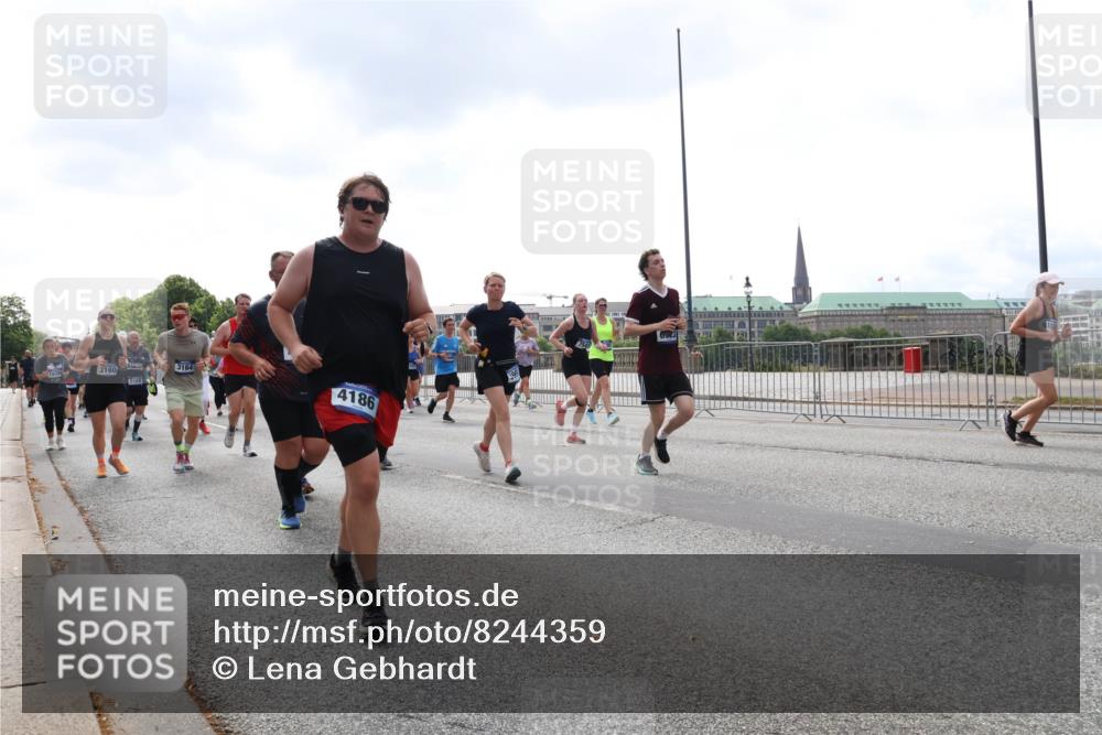 29.06.2025 - hella hamburg halbmarathon Lena Gebhardt http://msf.ph/oto/8244359 29.06.2025 10:45:26 Lombardsbrücke 1024, 1033, 1060, 1085, 1685, 1713, 1798, 2007, 2008, 2216, 2217, 2550, 2657, 2664, 2779, 2973, 3160, 3164, 3357, 3377, 3879, 3993, 4099, 4102, 4186, 4224, 4306, 4337, 4388, 4504, 4820, 4851, 5044, 5099, 5108, 5190, 5339, 5636, 5949, 6150, 6509, 6763, 6788, 6911, 6922, 6980, 7283, 7530, 7541, 7699, 7859, 7912, 8594, 8605, 8745, 8762, 8907, 9620, 10030, 10182, 10225, 10562, 10566, 11314, 12198, 12332, 12334, 12394 meine-sportfotos.de
