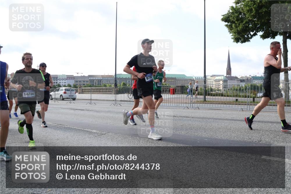 29.06.2025 - hella hamburg halbmarathon Lena Gebhardt http://msf.ph/oto/8244378 29.06.2025 09:56:29 Lombardsbrücke 1061, 1257, 1452, 1460, 1496, 1499, 1502, 1507, 1592, 1628, 1833, 1877, 2013, 2058, 2082, 2083, 2208, 2260, 2378, 2504, 2771, 2953, 2996, 3060, 3256, 3296, 3310, 3652, 4065, 4077, 4377, 4404, 4557, 4635, 4711, 4833, 5482, 5600, 5607, 5839, 5978, 6115, 6134, 6168, 6286, 6511, 6512, 6561, 6562, 7178, 7332, 7383, 7475, 7583, 7943, 8261, 8335, 8361, 8514, 8587, 8618, 8921, 8968, 8989, 8996, 9246, 9537, 9597, 9638, 10596 meine-sportfotos.de