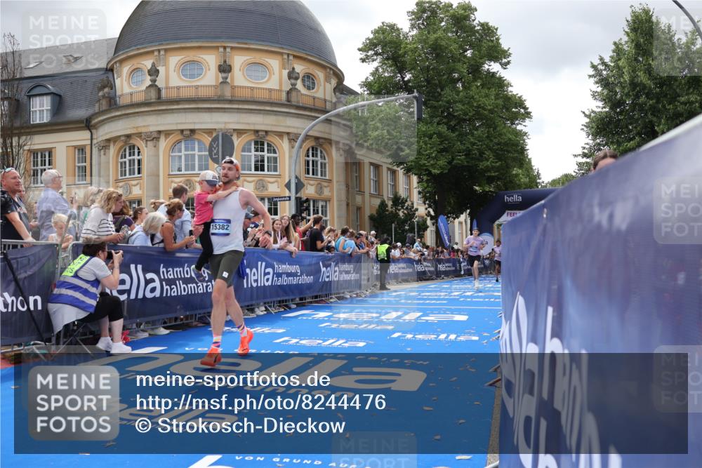 29.06.2025 - hella hamburg halbmarathon Strokosch-Dieckow http://msf.ph/oto/8244476 29.06.2025 10:38:07 Ziel 2849, 5091, 7743, 8002, 8091, 9944, 11049, 11952, 14274, 14688, 15382, 16698, 17623, 18986 meine-sportfotos.de