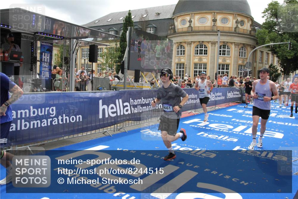 29.06.2025 - hella hamburg halbmarathon Michael Strokosch http://msf.ph/oto/8244515 29.06.2025 10:49:00 Ziel 1381, 1452, 2260, 3213, 3985, 7067, 8821, 8889, 9661, 9695, 12421, 12534, 13009, 13183, 13688, 13976, 18873 meine-sportfotos.de