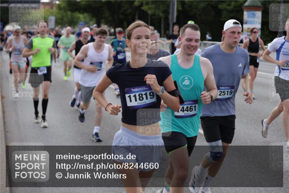 29.06.2025 - hella hamburg halbmarathon Jannik Wohlers http://msf.ph/oto/8244660 29.06.2025 09:55:16 Lombardsbrücke 1120, 1143, 1151, 1461, 1630, 1884, 1976, 2284, 2706, 2708, 2718, 2884, 3087, 3213, 3399, 3654, 3692, 3945, 3985, 4088, 4324, 4345, 4601, 4847, 4890, 4938, 5421, 5459, 5915, 6009, 6054, 6421, 6481, 6532, 6691, 6994, 7269, 7367, 8216, 8234, 8302, 8390, 8577, 8856, 8927, 8977, 9386, 9491, 9786, 9934, 10115, 10811, 10988, 11309, 11356, 11733, 11819, 11977, 12149, 12379, 12450, 12519, 13032, 13073, 13799, 13807, 13894, 13996 meine-sportfotos.de