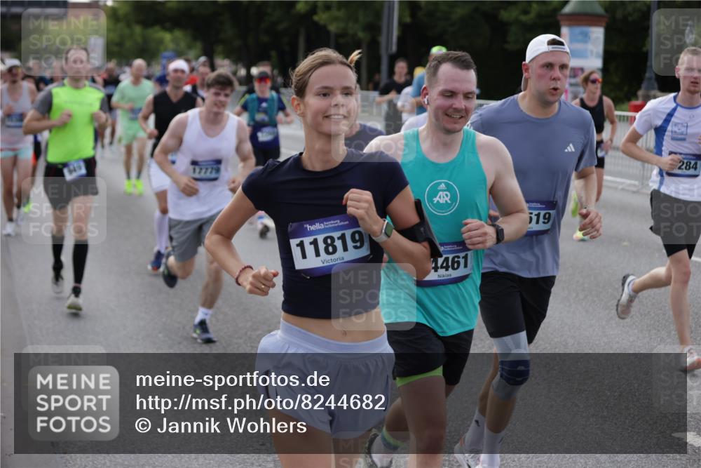 29.06.2025 - hella hamburg halbmarathon Jannik Wohlers http://msf.ph/oto/8244682 29.06.2025 09:55:16 Lombardsbrücke 1120, 1143, 1151, 1461, 1630, 1884, 1976, 2284, 2706, 2708, 2718, 2884, 3087, 3213, 3399, 3654, 3692, 3945, 3985, 4088, 4324, 4345, 4601, 4847, 4890, 4938, 5421, 5459, 5915, 6009, 6054, 6421, 6481, 6532, 6691, 6994, 7269, 7367, 8216, 8234, 8302, 8390, 8577, 8856, 8927, 8977, 9386, 9491, 9786, 9934, 10115, 10811, 10988, 11309, 11356, 11733, 11819, 11977, 12149, 12379, 12450, 12519, 13032, 13073, 13799, 13807, 13894, 13996 meine-sportfotos.de