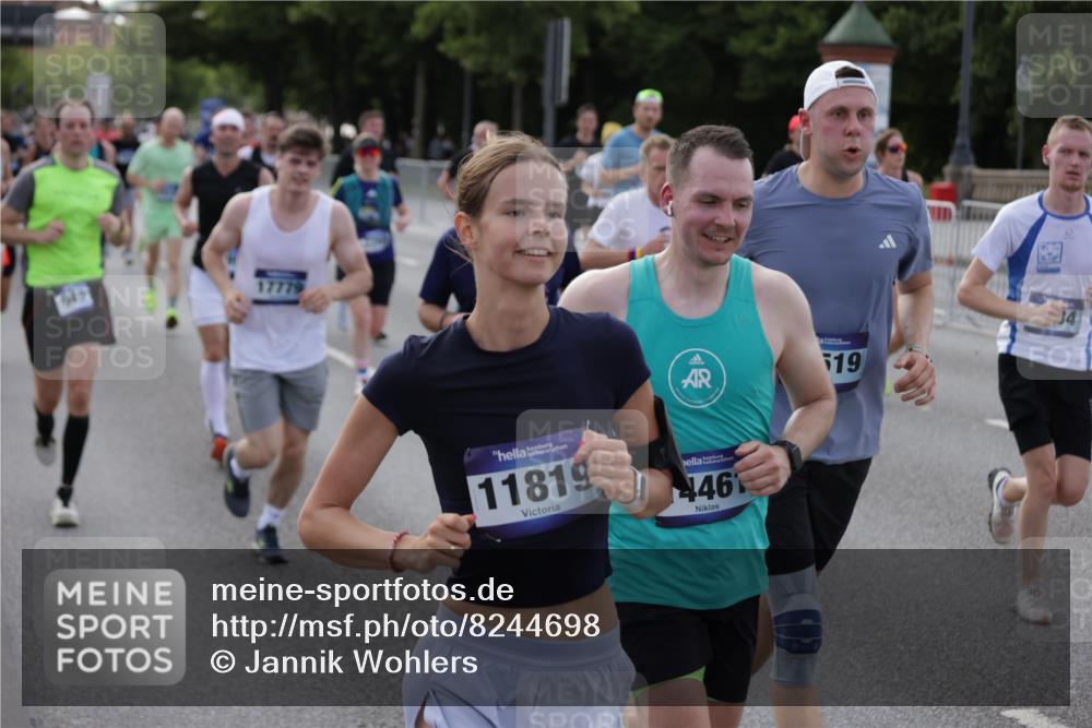 29.06.2025 - hella hamburg halbmarathon Jannik Wohlers http://msf.ph/oto/8244698 29.06.2025 09:55:16 Lombardsbrücke 1120, 1143, 1151, 1461, 1630, 1884, 1976, 2284, 2706, 2708, 2718, 2884, 3087, 3213, 3399, 3654, 3692, 3945, 3985, 4088, 4324, 4345, 4601, 4847, 4890, 4938, 5421, 5459, 5915, 6009, 6054, 6421, 6481, 6532, 6691, 6994, 7269, 7367, 8216, 8234, 8302, 8390, 8577, 8856, 8927, 8977, 9386, 9491, 9786, 9934, 10115, 10811, 10988, 11309, 11356, 11733, 11819, 11977, 12149, 12379, 12450, 12519, 13032, 13073, 13799, 13807, 13894, 13996 meine-sportfotos.de