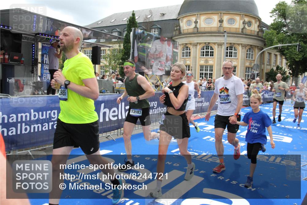 29.06.2025 - hella hamburg halbmarathon Michael Strokosch http://msf.ph/oto/8244721 29.06.2025 10:49:04 Ziel 1381, 1452, 2260, 3213, 3985, 4847, 4890, 7297, 8302, 8821, 8889, 9695, 12534, 13183, 13614, 13688, 16627, 17632 meine-sportfotos.de