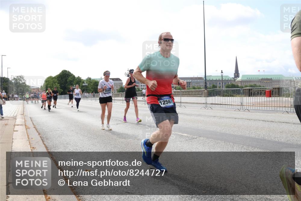 29.06.2025 - hella hamburg halbmarathon Lena Gebhardt http://msf.ph/oto/8244727 29.06.2025 10:09:55 Lombardsbrücke 1052, 1456, 1483, 1513, 1548, 1823, 3921, 4592, 5511, 7058, 7081, 7333, 7636, 8090, 8685, 8890, 9150, 9297, 9306, 9366, 9434, 9674, 9781, 9988, 10036, 10943, 11027, 12255, 12509, 12567, 13739, 15697, 16191, 16445, 16455, 16688, 16918, 17148, 17630, 17899, 18076, 18196, 18440, 18707, 19242 meine-sportfotos.de