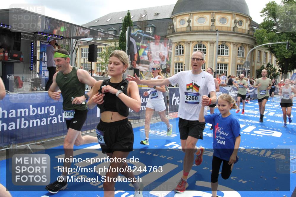 29.06.2025 - hella hamburg halbmarathon Michael Strokosch http://msf.ph/oto/8244763 29.06.2025 10:49:04 Ziel 1381, 1452, 2260, 3213, 3985, 4847, 4890, 7297, 8302, 8821, 8889, 9695, 12534, 13183, 13614, 13688, 16627, 17632 meine-sportfotos.de