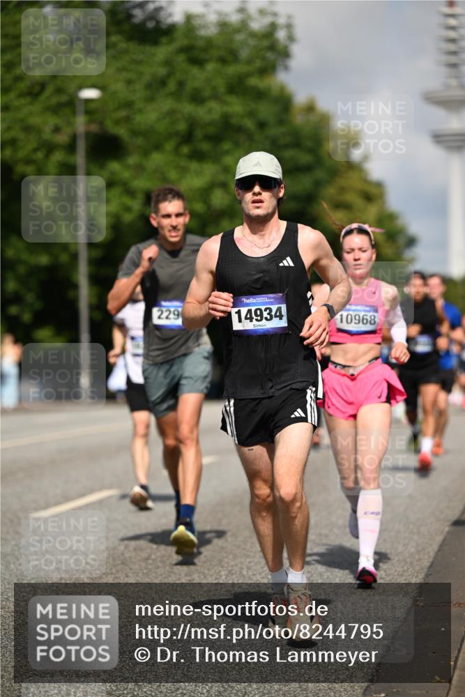 29.06.2025 - hella hamburg halbmarathon Dr. Thomas Lammeyer http://msf.ph/oto/8244795 29.06.2025 09:51:20 Kennedybrücke 1164, 1385, 1562, 1644, 1743, 2196, 2296, 4602, 5091, 5092, 5923, 6684, 6990, 8362, 8901, 9178, 9944, 10384, 10900, 10968, 11202, 11227 meine-sportfotos.de