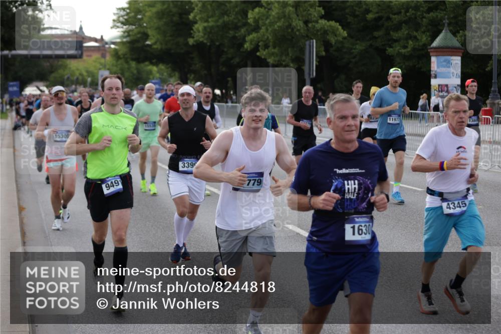 29.06.2025 - hella hamburg halbmarathon Jannik Wohlers http://msf.ph/oto/8244818 29.06.2025 09:55:17 Lombardsbrücke 1120, 1143, 1151, 1461, 1630, 1976, 2284, 2706, 2708, 2718, 2884, 3087, 3213, 3399, 3654, 3692, 3945, 3985, 4033, 4088, 4127, 4324, 4345, 4601, 4847, 4890, 4938, 5421, 5459, 5915, 6009, 6054, 6421, 6481, 6532, 6691, 6994, 7269, 7367, 8216, 8234, 8302, 8390, 8577, 8856, 8927, 8977, 9386, 9491, 9786, 9934, 10115, 10811, 10988, 11309, 11356, 11733, 11819, 11977, 12149, 12277, 12379, 12450, 12519, 13032, 13073, 13799, 13807, 13894, 13996 meine-sportfotos.de