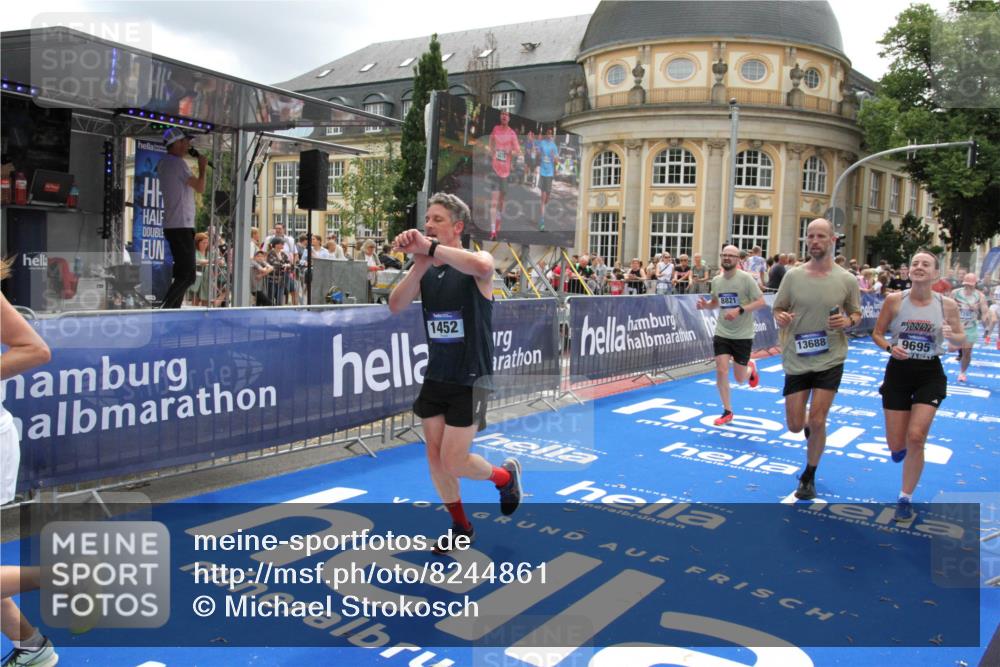 29.06.2025 - hella hamburg halbmarathon Michael Strokosch http://msf.ph/oto/8244861 29.06.2025 10:49:05 Ziel 1381, 1452, 2260, 3213, 3985, 4847, 4890, 7297, 8302, 8821, 8889, 9695, 12534, 13183, 13614, 13688, 16627, 17632 meine-sportfotos.de