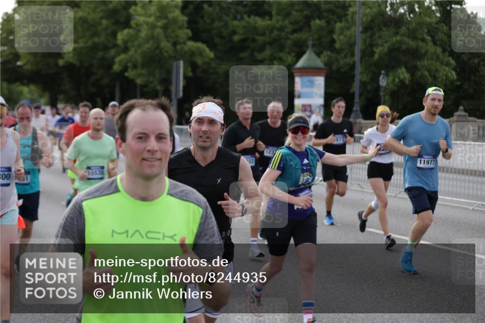 29.06.2025 - hella hamburg halbmarathon Jannik Wohlers http://msf.ph/oto/8244935 29.06.2025 09:55:18 Lombardsbrücke 1120, 1143, 1151, 1267, 1461, 1630, 1976, 2284, 2706, 2708, 2718, 2884, 3087, 3213, 3399, 3654, 3692, 3945, 3985, 4033, 4088, 4127, 4324, 4345, 4601, 4847, 4890, 4938, 5421, 5459, 5915, 6009, 6054, 6421, 6481, 6532, 6691, 6994, 7269, 7367, 8216, 8234, 8302, 8390, 8577, 8856, 8927, 8977, 9386, 9491, 9786, 9934, 10115, 10811, 10988, 11309, 11356, 11733, 11819, 11977, 12149, 12277, 12379, 12450, 12519, 13032, 13073, 13799, 13807, 13894, 13996, 14239 meine-sportfotos.de