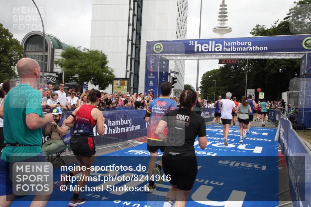 29.06.2025 - hella hamburg halbmarathon Michael Strokosch http://msf.ph/oto/8244946 29.06.2025 10:56:44 Ziel 2083, 4152, 5721, 6416, 6759, 7037, 7646, 8311, 8744, 8996, 9488, 11083, 11870, 12509, 13863, 14369, 15134, 15145, 15712, 16043, 16121, 17259, 18340, 18634, 18899, 19120 meine-sportfotos.de
