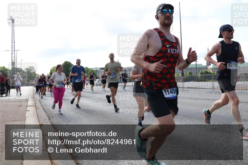 29.06.2025 - hella hamburg halbmarathon Lena Gebhardt http://msf.ph/oto/8244961 29.06.2025 09:56:31 Lombardsbrücke 1061, 1452, 1460, 1496, 1499, 1502, 1592, 1628, 1833, 1877, 2013, 2058, 2082, 2083, 2208, 2260, 2378, 2504, 2771, 2953, 2996, 3060, 3256, 3296, 3310, 3652, 4065, 4077, 4377, 4404, 4635, 4711, 4833, 5169, 5194, 5482, 5600, 5607, 5839, 5978, 6115, 6168, 6286, 6511, 6512, 6561, 6562, 7178, 7332, 7383, 7475, 7583, 7943, 8261, 8335, 8361, 8514, 8587, 8618, 8863, 8921, 8968, 8989, 8996, 9246, 9537, 9597, 9638, 10596 meine-sportfotos.de