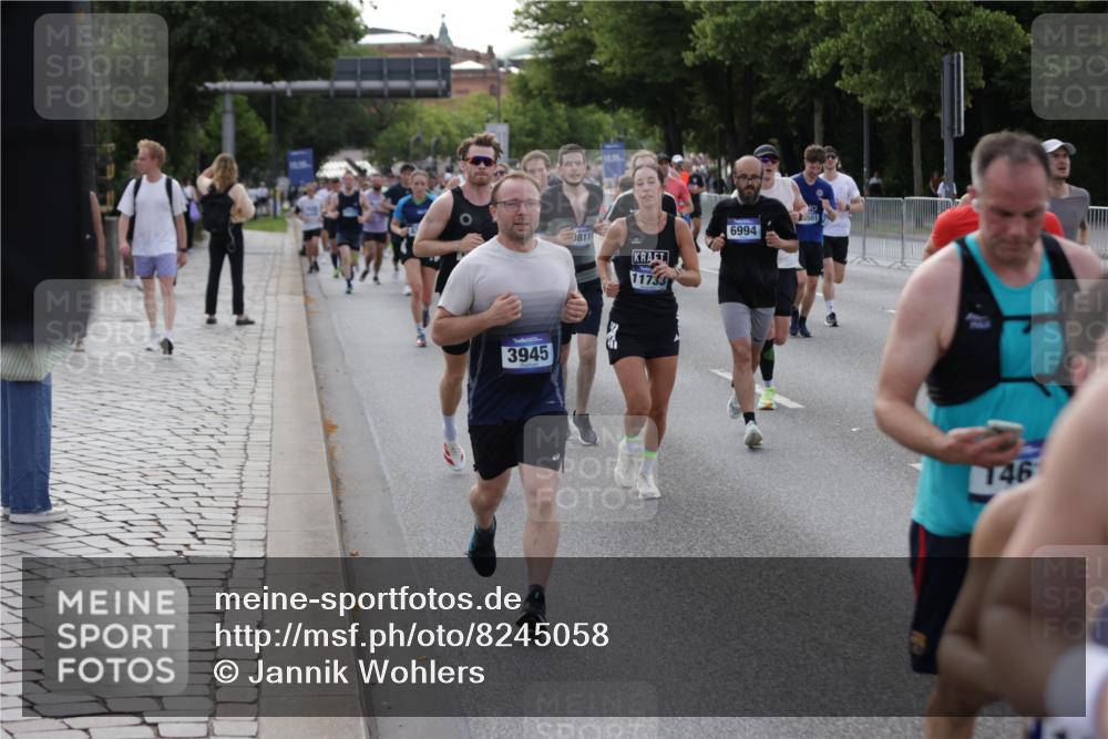 29.06.2025 - hella hamburg halbmarathon Jannik Wohlers http://msf.ph/oto/8245058 29.06.2025 09:55:20 Lombardsbrücke 1120, 1143, 1151, 1267, 1461, 1630, 2284, 2706, 2708, 2718, 2884, 3087, 3213, 3399, 3654, 3692, 3945, 3985, 4033, 4088, 4127, 4324, 4345, 4346, 4601, 4847, 4890, 4938, 5421, 5459, 5915, 6009, 6054, 6421, 6481, 6532, 6691, 6994, 7056, 7269, 7367, 8216, 8234, 8302, 8390, 8577, 8856, 8927, 8977, 9386, 9491, 9786, 9934, 10115, 10603, 10811, 10988, 11309, 11356, 11733, 11819, 11977, 12149, 12277, 12379, 12450, 12519, 13032, 13073, 13799, 13807, 13894, 13996, 14239 meine-sportfotos.de