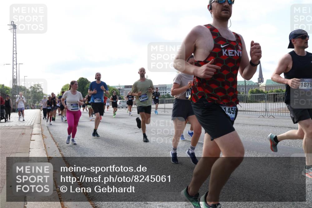 29.06.2025 - hella hamburg halbmarathon Lena Gebhardt http://msf.ph/oto/8245061 29.06.2025 09:56:31 Lombardsbrücke 1061, 1452, 1460, 1496, 1499, 1502, 1592, 1628, 1833, 1877, 2013, 2058, 2082, 2083, 2208, 2260, 2378, 2504, 2771, 2953, 2996, 3060, 3256, 3296, 3310, 3652, 4065, 4077, 4377, 4404, 4635, 4711, 4833, 5169, 5194, 5482, 5600, 5607, 5839, 5978, 6115, 6168, 6286, 6511, 6512, 6561, 6562, 7178, 7332, 7383, 7475, 7583, 7943, 8261, 8335, 8361, 8514, 8587, 8618, 8863, 8921, 8968, 8989, 8996, 9246, 9537, 9597, 9638, 10596 meine-sportfotos.de