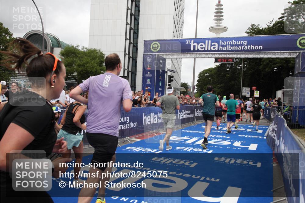 29.06.2025 - hella hamburg halbmarathon Michael Strokosch http://msf.ph/oto/8245075 29.06.2025 10:56:47 Ziel 3836, 4152, 6416, 6759, 7646, 8744, 8825, 8996, 9488, 11083, 11870, 14369, 14461, 15134, 15431, 15712, 16043, 16121, 17133, 17259, 18340, 18634, 18899 meine-sportfotos.de