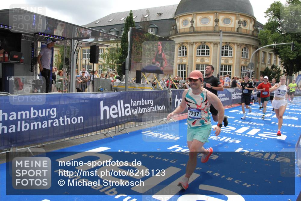 29.06.2025 - hella hamburg halbmarathon Michael Strokosch http://msf.ph/oto/8245123 29.06.2025 10:49:08 Ziel 4832, 4847, 4890, 6389, 7297, 8302, 8821, 9695, 13614, 13688, 16627, 17173, 17632, 18598 meine-sportfotos.de