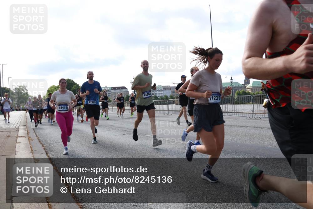 29.06.2025 - hella hamburg halbmarathon Lena Gebhardt http://msf.ph/oto/8245136 29.06.2025 09:56:31 Lombardsbrücke 1061, 1452, 1460, 1496, 1499, 1502, 1592, 1628, 1833, 1877, 2013, 2058, 2082, 2083, 2208, 2260, 2378, 2504, 2771, 2953, 2996, 3060, 3256, 3296, 3310, 3652, 4065, 4077, 4377, 4404, 4635, 4711, 4833, 5169, 5194, 5482, 5600, 5607, 5839, 5978, 6115, 6168, 6286, 6511, 6512, 6561, 6562, 7178, 7332, 7383, 7475, 7583, 7943, 8261, 8335, 8361, 8514, 8587, 8618, 8863, 8921, 8968, 8989, 8996, 9246, 9537, 9597, 9638, 10596 meine-sportfotos.de