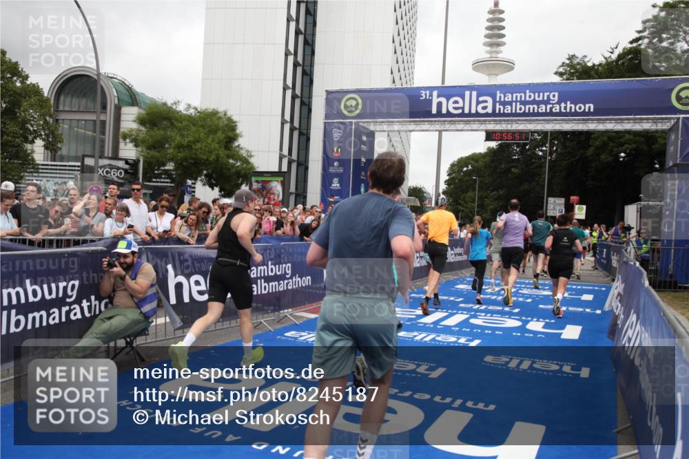 29.06.2025 - hella hamburg halbmarathon Michael Strokosch http://msf.ph/oto/8245187 29.06.2025 10:56:50 Ziel 2378, 3836, 7646, 8825, 8996, 9488, 11870, 13816, 14369, 14461, 15134, 15431, 15712, 16008, 16009, 16043, 16121, 17133, 18634 meine-sportfotos.de