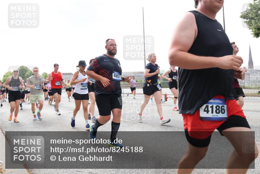 29.06.2025 - hella hamburg halbmarathon Lena Gebhardt http://msf.ph/oto/8245188 29.06.2025 10:45:27 Lombardsbrücke 1024, 1033, 1060, 1085, 1685, 1713, 1798, 2007, 2008, 2216, 2217, 2550, 2657, 2664, 2779, 2973, 3160, 3164, 3357, 3377, 3879, 3993, 4099, 4102, 4186, 4224, 4306, 4337, 4388, 4504, 4820, 4851, 5044, 5099, 5108, 5190, 5339, 5636, 5949, 6150, 6509, 6763, 6788, 6911, 6922, 6980, 7283, 7530, 7541, 7699, 7859, 7912, 8594, 8605, 8745, 8762, 8907, 9620, 10030, 10182, 10225, 10562, 10566, 11314, 12198, 12332, 12334, 12394 meine-sportfotos.de