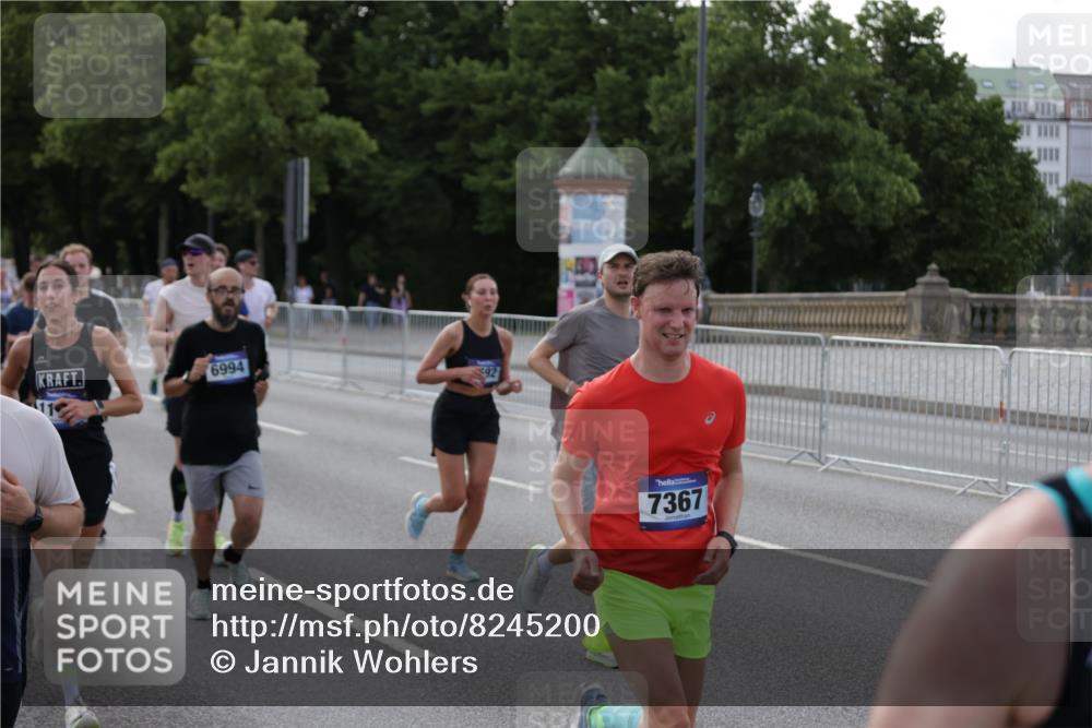 29.06.2025 - hella hamburg halbmarathon Jannik Wohlers http://msf.ph/oto/8245200 29.06.2025 09:55:21 Lombardsbrücke 1120, 1143, 1151, 1267, 1461, 1630, 2284, 2706, 2708, 2718, 2884, 3087, 3213, 3399, 3654, 3692, 3945, 3985, 4033, 4088, 4127, 4324, 4345, 4346, 4601, 4847, 4890, 4938, 5421, 5459, 6009, 6054, 6421, 6481, 6691, 6994, 7056, 7100, 7269, 7367, 8216, 8234, 8302, 8390, 8577, 8977, 9386, 9491, 9551, 9786, 9934, 10115, 10603, 10811, 11309, 11356, 11733, 11819, 11977, 12149, 12277, 12379, 12450, 12519, 13032, 13073, 13799, 13807, 13894, 13996, 14239 meine-sportfotos.de