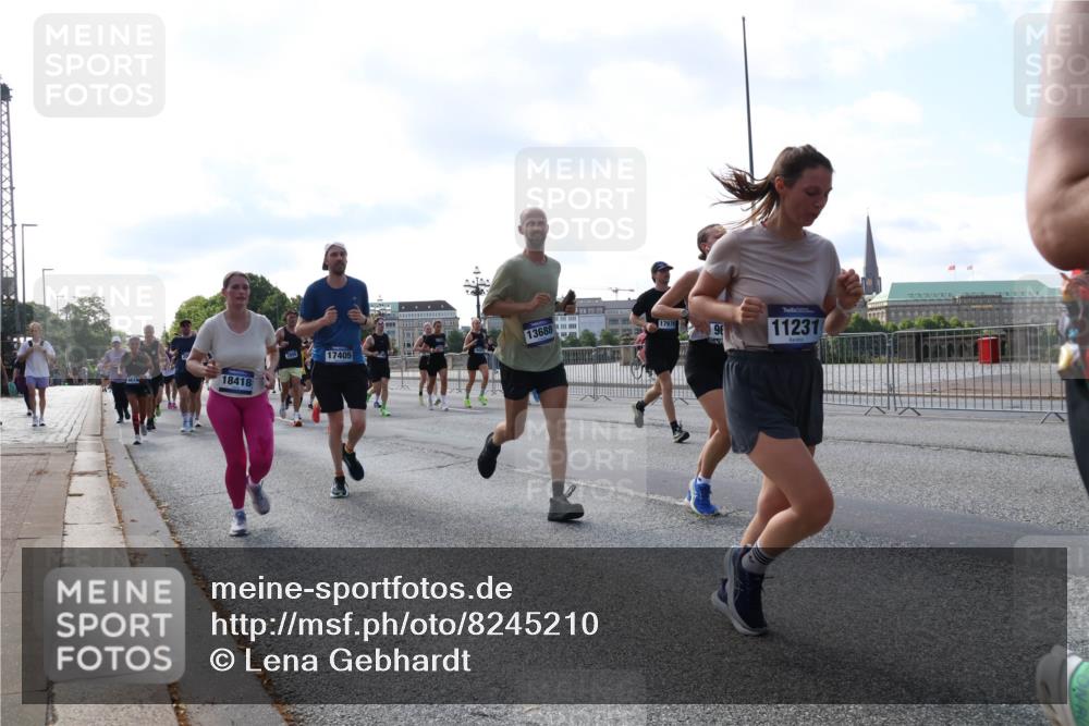29.06.2025 - hella hamburg halbmarathon Lena Gebhardt http://msf.ph/oto/8245210 29.06.2025 09:56:31 Lombardsbrücke 1061, 1452, 1460, 1496, 1499, 1502, 1592, 1628, 1833, 1877, 2013, 2058, 2082, 2083, 2208, 2260, 2378, 2504, 2771, 2953, 2996, 3060, 3256, 3296, 3310, 3652, 4065, 4077, 4377, 4404, 4635, 4711, 4833, 5169, 5194, 5482, 5600, 5607, 5839, 5978, 6115, 6168, 6286, 6511, 6512, 6561, 6562, 7178, 7332, 7383, 7475, 7583, 7943, 8261, 8335, 8361, 8514, 8587, 8618, 8863, 8921, 8968, 8989, 8996, 9246, 9537, 9597, 9638, 10596 meine-sportfotos.de
