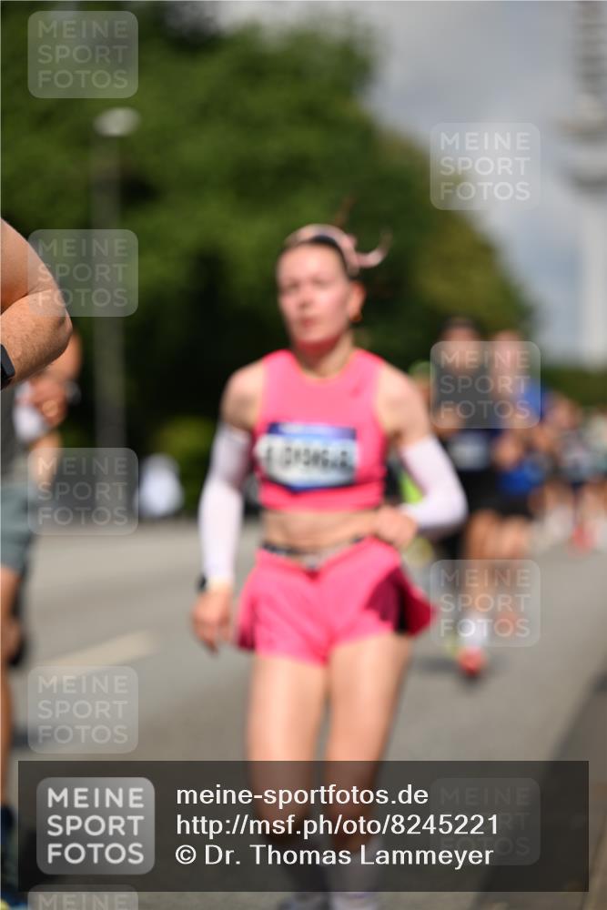 29.06.2025 - hella hamburg halbmarathon Dr. Thomas Lammeyer http://msf.ph/oto/8245221 29.06.2025 09:51:22 Kennedybrücke 1164, 1385, 1562, 1644, 1743, 2196, 2296, 4602, 4860, 5091, 5092, 5315, 5923, 6684, 6990, 8362, 8901, 9178, 9944, 10384, 10900, 10968, 11202, 11227 meine-sportfotos.de