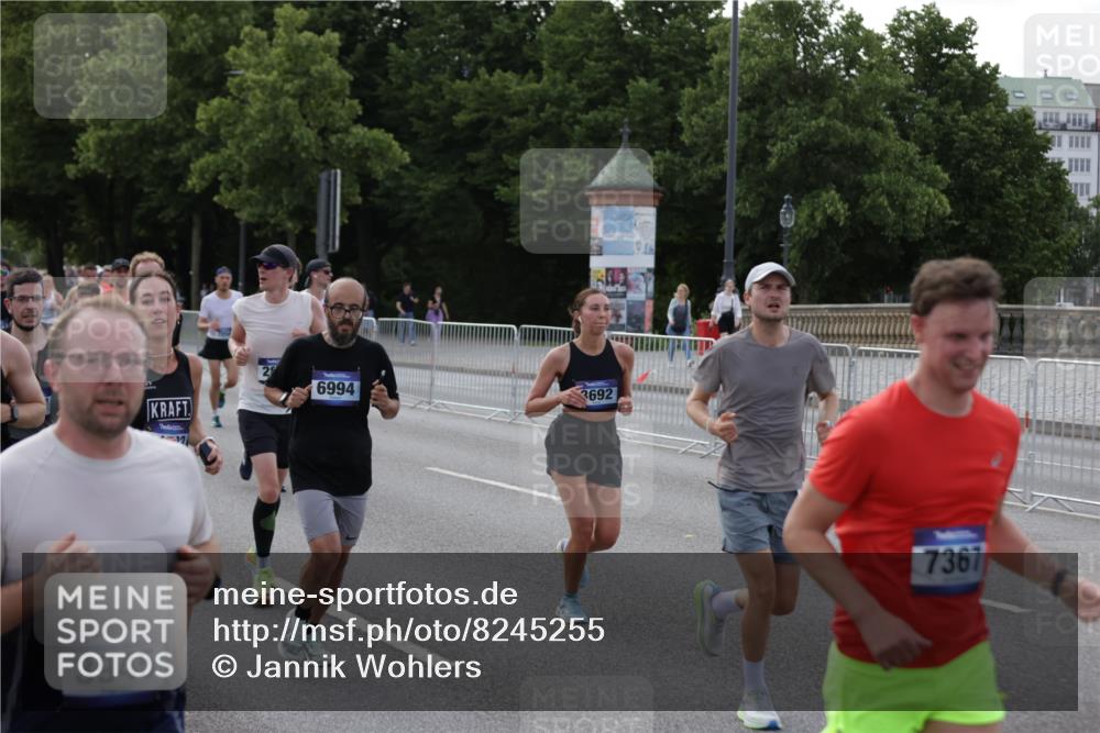 29.06.2025 - hella hamburg halbmarathon Jannik Wohlers http://msf.ph/oto/8245255 29.06.2025 09:55:21 Lombardsbrücke 1120, 1143, 1151, 1267, 1461, 1630, 2284, 2706, 2708, 2718, 2884, 3087, 3213, 3399, 3654, 3692, 3945, 3985, 4033, 4088, 4127, 4324, 4345, 4346, 4601, 4847, 4890, 4938, 5421, 5459, 6009, 6054, 6421, 6481, 6691, 6994, 7056, 7100, 7269, 7367, 8216, 8234, 8302, 8390, 8577, 8977, 9386, 9491, 9551, 9786, 9934, 10115, 10603, 10811, 11309, 11356, 11733, 11819, 11977, 12149, 12277, 12379, 12450, 12519, 13032, 13073, 13799, 13807, 13894, 13996, 14239 meine-sportfotos.de