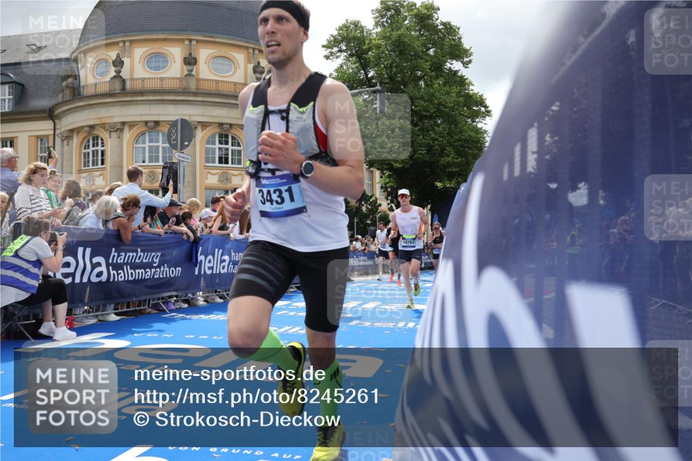 29.06.2025 - hella hamburg halbmarathon Strokosch-Dieckow http://msf.ph/oto/8245261 29.06.2025 10:38:26 Ziel 1042, 1710, 2745, 3014, 3431, 3790, 7110, 8571, 14905, 14992, 16075, 16280, 18357, 18761 meine-sportfotos.de