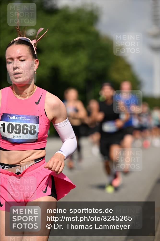 29.06.2025 - hella hamburg halbmarathon Dr. Thomas Lammeyer http://msf.ph/oto/8245265 29.06.2025 09:51:22 Kennedybrücke 1164, 1385, 1562, 1644, 1743, 2196, 2296, 4602, 4860, 5091, 5092, 5315, 5923, 6684, 6990, 8362, 8901, 9178, 9944, 10384, 10900, 10968, 11202, 11227 meine-sportfotos.de