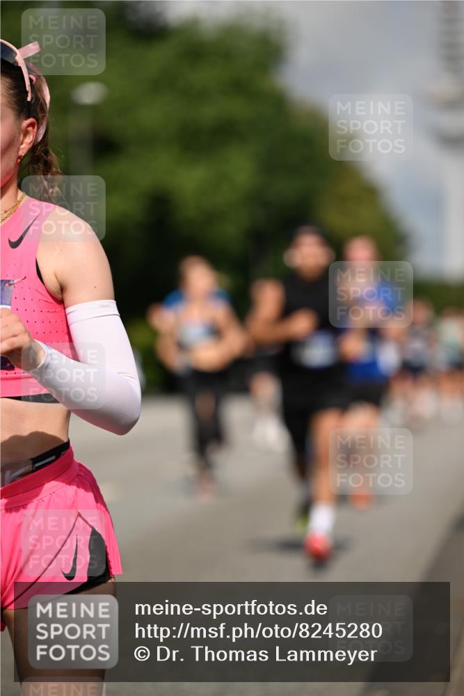 29.06.2025 - hella hamburg halbmarathon Dr. Thomas Lammeyer http://msf.ph/oto/8245280 29.06.2025 09:51:23 Kennedybrücke 1164, 1385, 1562, 1644, 1743, 2196, 2296, 4602, 4860, 5091, 5092, 5315, 5923, 6684, 6990, 8362, 8901, 9178, 9944, 10384, 10900, 10968, 11202, 11227 meine-sportfotos.de