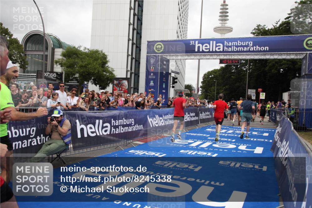 29.06.2025 - hella hamburg halbmarathon Michael Strokosch http://msf.ph/oto/8245338 29.06.2025 10:56:53 Ziel 1955, 2378, 2741, 3836, 5418, 6835, 7716, 8825, 8996, 13816, 14369, 14461, 15134, 15431, 16008, 16009, 16679, 17133, 18634 meine-sportfotos.de