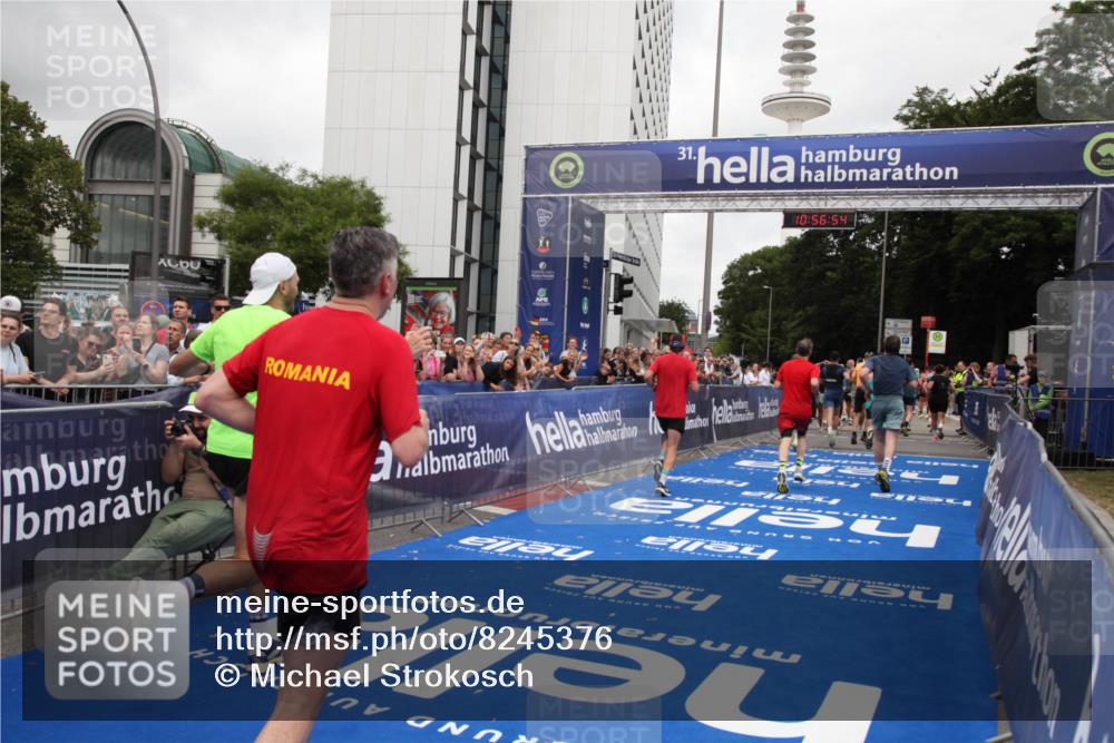 29.06.2025 - hella hamburg halbmarathon Michael Strokosch http://msf.ph/oto/8245376 29.06.2025 10:56:53 Ziel 1955, 2378, 2741, 3836, 5418, 6835, 7716, 8825, 8996, 13816, 14369, 14461, 15134, 15431, 16008, 16009, 16679, 17133, 18634 meine-sportfotos.de