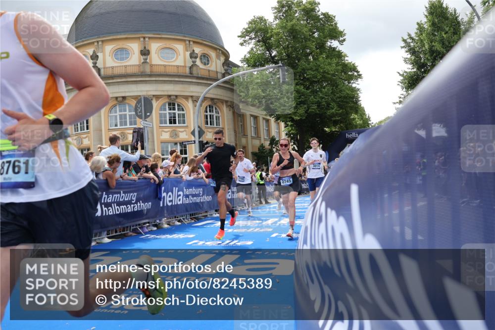 29.06.2025 - hella hamburg halbmarathon Strokosch-Dieckow http://msf.ph/oto/8245389 29.06.2025 10:38:28 Ziel 1710, 2745, 3014, 3431, 3790, 7110, 8571, 11379, 14905, 14992, 16075, 16280, 17154, 18357, 18761 meine-sportfotos.de