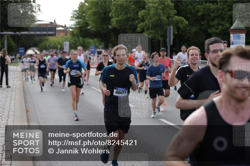 29.06.2025 - hella hamburg halbmarathon Jannik Wohlers http://msf.ph/oto/8245421 29.06.2025 09:55:23 Lombardsbrücke 1143, 1216, 1267, 1461, 1630, 2284, 2706, 2708, 2718, 2884, 3213, 3399, 3654, 3692, 3945, 3985, 4033, 4088, 4127, 4324, 4345, 4346, 4601, 4847, 4890, 5421, 6009, 6054, 6421, 6481, 6691, 6994, 7056, 7100, 7224, 7269, 7367, 7657, 8216, 8234, 8273, 8302, 8390, 8577, 8977, 9386, 9491, 9551, 9786, 9934, 10115, 10408, 10603, 10811, 10895, 11309, 11356, 11733, 11819, 11977, 12149, 12277, 12379, 12450, 12519, 13032, 13073, 13799, 13807, 13894, 13996, 14239, 17842 meine-sportfotos.de