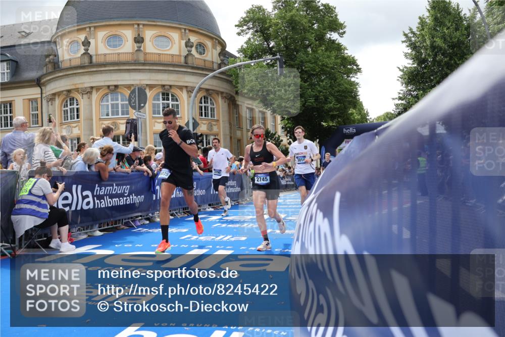 29.06.2025 - hella hamburg halbmarathon Strokosch-Dieckow http://msf.ph/oto/8245422 29.06.2025 10:38:28 Ziel 1710, 2745, 3014, 3431, 3790, 7110, 8571, 11379, 14905, 14992, 16075, 16280, 17154, 18357, 18761 meine-sportfotos.de