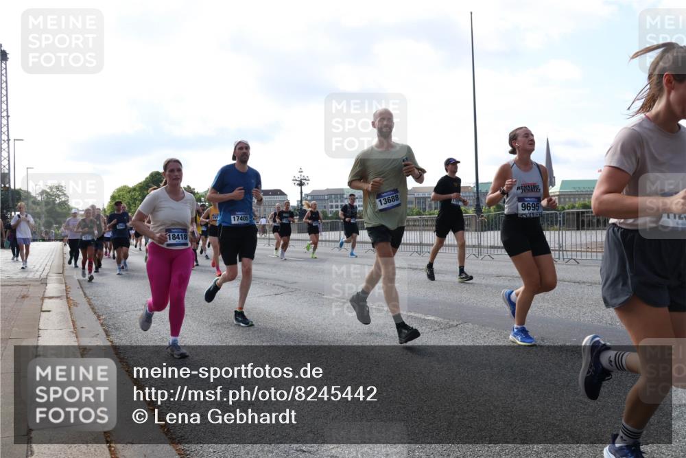 29.06.2025 - hella hamburg halbmarathon Lena Gebhardt http://msf.ph/oto/8245442 29.06.2025 09:56:31 Lombardsbrücke 1061, 1452, 1460, 1496, 1499, 1502, 1592, 1628, 1833, 1877, 2013, 2058, 2082, 2083, 2208, 2260, 2378, 2504, 2771, 2953, 2996, 3060, 3256, 3296, 3310, 3652, 4065, 4077, 4377, 4404, 4635, 4711, 4833, 5169, 5194, 5482, 5600, 5607, 5839, 5978, 6115, 6168, 6286, 6511, 6512, 6561, 6562, 7178, 7332, 7383, 7475, 7583, 7943, 8261, 8335, 8361, 8514, 8587, 8618, 8863, 8921, 8968, 8989, 8996, 9246, 9537, 9597, 9638, 10596 meine-sportfotos.de
