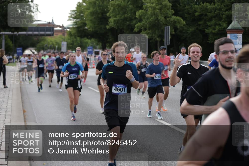 29.06.2025 - hella hamburg halbmarathon Jannik Wohlers http://msf.ph/oto/8245452 29.06.2025 09:55:23 Lombardsbrücke 1143, 1216, 1267, 1461, 1630, 2284, 2706, 2708, 2718, 2884, 3213, 3399, 3654, 3692, 3945, 3985, 4033, 4088, 4127, 4324, 4345, 4346, 4601, 4847, 4890, 5421, 6009, 6054, 6421, 6481, 6691, 6994, 7056, 7100, 7224, 7269, 7367, 7657, 8216, 8234, 8273, 8302, 8390, 8577, 8977, 9386, 9491, 9551, 9786, 9934, 10115, 10408, 10603, 10811, 10895, 11309, 11356, 11733, 11819, 11977, 12149, 12277, 12379, 12450, 12519, 13032, 13073, 13799, 13807, 13894, 13996, 14239, 17842 meine-sportfotos.de