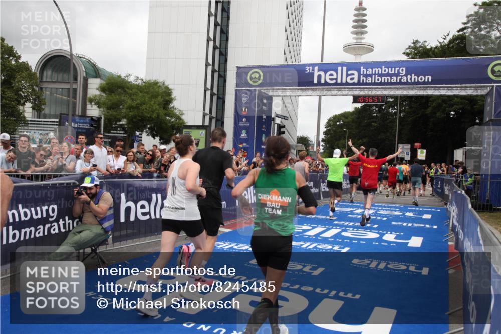 29.06.2025 - hella hamburg halbmarathon Michael Strokosch http://msf.ph/oto/8245485 29.06.2025 10:56:55 Ziel 1955, 2378, 2741, 3836, 5418, 6835, 7716, 8825, 13816, 14461, 16008, 16009, 16620, 16679, 17133 meine-sportfotos.de