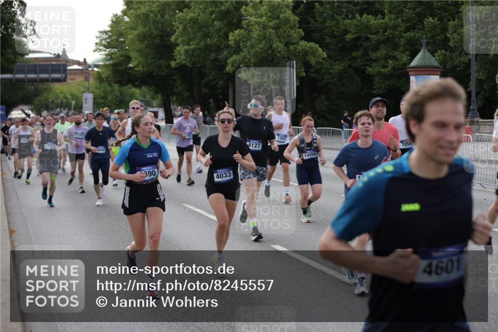 29.06.2025 - hella hamburg halbmarathon Jannik Wohlers http://msf.ph/oto/8245557 29.06.2025 09:55:24 Lombardsbrücke 1143, 1216, 1267, 1461, 1630, 2284, 2706, 2708, 2718, 2884, 3213, 3399, 3543, 3654, 3692, 3945, 4033, 4088, 4127, 4324, 4345, 4346, 4601, 4847, 4890, 5421, 6009, 6421, 6481, 6691, 6994, 7056, 7100, 7224, 7269, 7367, 7657, 8216, 8234, 8273, 8302, 8390, 8577, 8977, 9491, 9551, 9934, 10115, 10408, 10603, 10811, 10895, 11356, 11733, 11819, 11977, 12277, 12379, 12519, 13032, 13073, 13301, 13799, 13807, 13894, 13996, 14239, 17842 meine-sportfotos.de