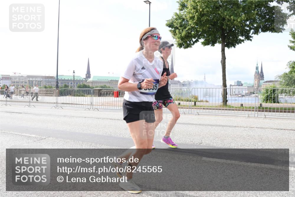29.06.2025 - hella hamburg halbmarathon Lena Gebhardt http://msf.ph/oto/8245565 29.06.2025 10:09:58 Lombardsbrücke 1052, 1456, 1483, 1513, 1548, 1823, 3921, 4592, 5511, 7042, 7058, 7081, 7333, 7636, 8090, 8219, 8685, 8890, 9150, 9297, 9306, 9366, 9434, 9674, 9781, 10036, 10943, 11027, 12255, 12509, 12567, 13739, 16191, 16445, 16455, 16872, 16918, 17148, 17630, 17899, 18076, 18196, 18440, 18707, 19242 meine-sportfotos.de