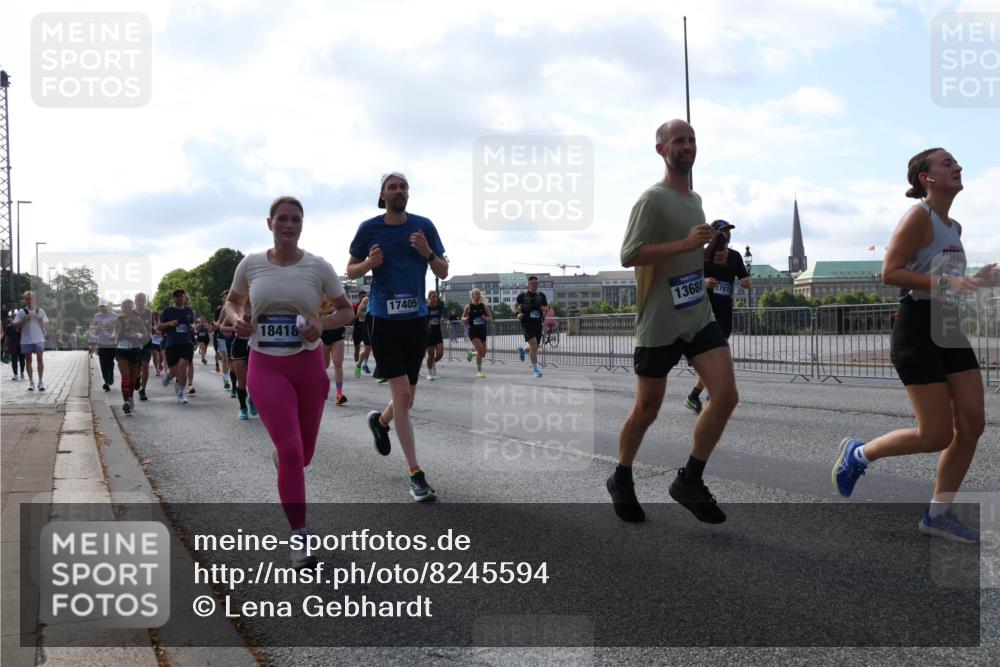 29.06.2025 - hella hamburg halbmarathon Lena Gebhardt http://msf.ph/oto/8245594 29.06.2025 09:56:32 Lombardsbrücke 1061, 1452, 1460, 1496, 1499, 1502, 1592, 1628, 1833, 1877, 2013, 2058, 2082, 2083, 2208, 2378, 2396, 2504, 2771, 2953, 2996, 3060, 3256, 3296, 3310, 3652, 4065, 4077, 4377, 4404, 4635, 4711, 4833, 5169, 5194, 5482, 5600, 5607, 5839, 5978, 6033, 6115, 6168, 6286, 6511, 6512, 6561, 6562, 7178, 7332, 7383, 7475, 7583, 7943, 8261, 8335, 8361, 8514, 8587, 8618, 8661, 8710, 8863, 8921, 8968, 8989, 8996, 9246, 9537, 9597, 9638, 10596 meine-sportfotos.de