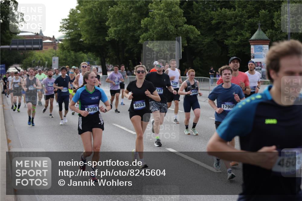 29.06.2025 - hella hamburg halbmarathon Jannik Wohlers http://msf.ph/oto/8245604 29.06.2025 09:55:24 Lombardsbrücke 1143, 1216, 1267, 1461, 1630, 2284, 2706, 2708, 2718, 2884, 3213, 3399, 3543, 3654, 3692, 3945, 4033, 4088, 4127, 4324, 4345, 4346, 4601, 4847, 4890, 5421, 6009, 6421, 6481, 6691, 6994, 7056, 7100, 7224, 7269, 7367, 7657, 8216, 8234, 8273, 8302, 8390, 8577, 8977, 9491, 9551, 9934, 10115, 10408, 10603, 10811, 10895, 11356, 11733, 11819, 11977, 12277, 12379, 12519, 13032, 13073, 13301, 13799, 13807, 13894, 13996, 14239, 17842 meine-sportfotos.de
