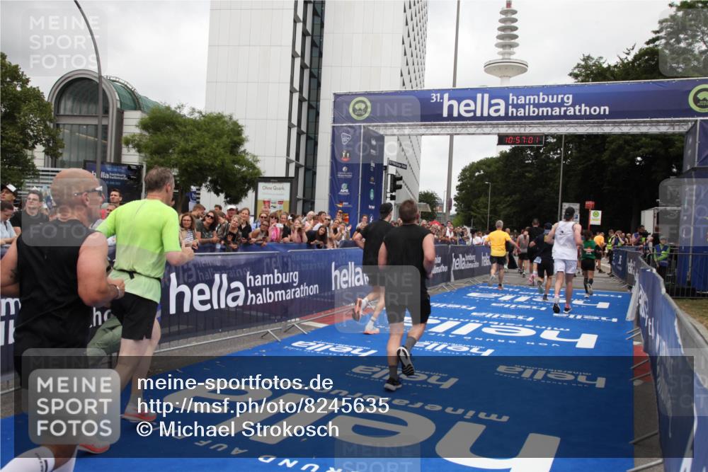 29.06.2025 - hella hamburg halbmarathon Michael Strokosch http://msf.ph/oto/8245635 29.06.2025 10:56:59 Ziel 1955, 2282, 2741, 2759, 5033, 5418, 6835, 7716, 8669, 11043, 11212, 14678, 15097, 16620, 16679 meine-sportfotos.de