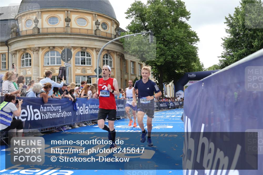 29.06.2025 - hella hamburg halbmarathon Strokosch-Dieckow http://msf.ph/oto/8245647 29.06.2025 10:38:30 Ziel 1710, 2745, 3014, 3790, 8571, 11379, 14905, 14992, 16075, 16280, 17154, 18357, 18761 meine-sportfotos.de