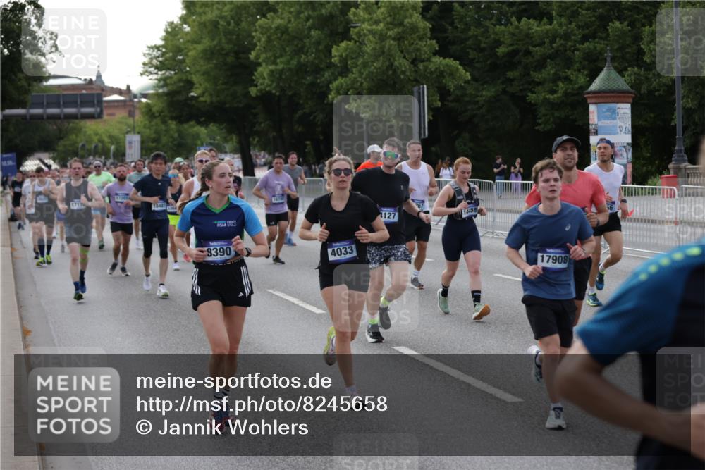 29.06.2025 - hella hamburg halbmarathon Jannik Wohlers http://msf.ph/oto/8245658 29.06.2025 09:55:24 Lombardsbrücke 1143, 1216, 1267, 1461, 1630, 2284, 2706, 2708, 2718, 2884, 3213, 3399, 3543, 3654, 3692, 3945, 4033, 4088, 4127, 4324, 4345, 4346, 4601, 4847, 4890, 5421, 6009, 6421, 6481, 6691, 6994, 7056, 7100, 7224, 7269, 7367, 7657, 8216, 8234, 8273, 8302, 8390, 8577, 8977, 9491, 9551, 9934, 10115, 10408, 10603, 10811, 10895, 11356, 11733, 11819, 11977, 12277, 12379, 12519, 13032, 13073, 13301, 13799, 13807, 13894, 13996, 14239, 17842 meine-sportfotos.de