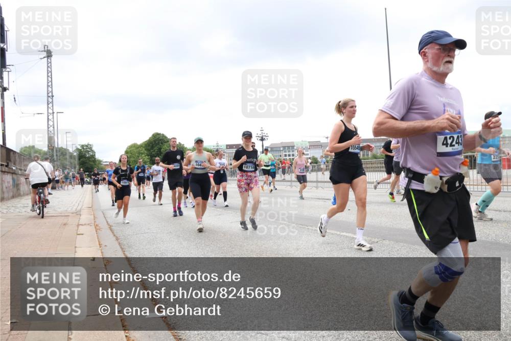 29.06.2025 - hella hamburg halbmarathon Lena Gebhardt http://msf.ph/oto/8245659 29.06.2025 11:07:28 Lombardsbrücke 1638, 1829, 2168, 2187, 2253, 2330, 2389, 2764, 3032, 3078, 3595, 3669, 3866, 3867, 4243, 4250, 4899, 4988, 5270, 5445, 5448, 5541, 5725, 5726, 5819, 6224, 6299, 6507, 6510, 6728, 7194, 7441, 7560, 7892, 7994, 7995, 8109, 8201, 8246, 8339, 8384, 8420, 8446, 8579, 8580, 8604, 8640, 8735, 9494, 9541, 9589, 9646, 9732, 10289, 10379, 10406, 10475, 10517, 10537, 10743, 11504, 11724, 12063, 12964, 15598, 15716, 18462 meine-sportfotos.de