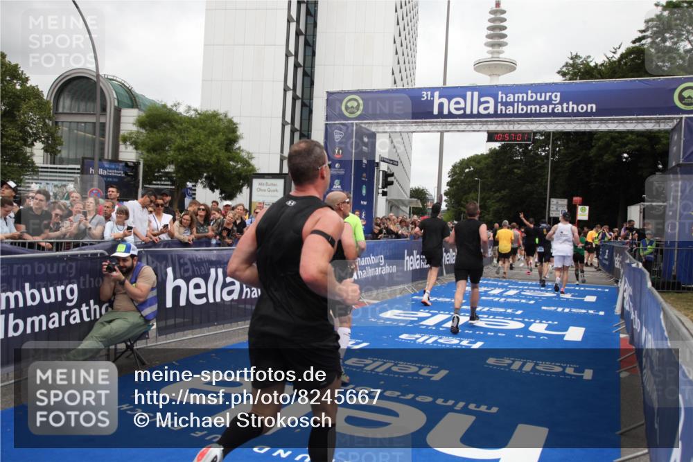 29.06.2025 - hella hamburg halbmarathon Michael Strokosch http://msf.ph/oto/8245667 29.06.2025 10:57:00 Ziel 1955, 2282, 2741, 2759, 5033, 5418, 6835, 7716, 8669, 11043, 11212, 11638, 14678, 15097, 16470, 16620, 16679 meine-sportfotos.de